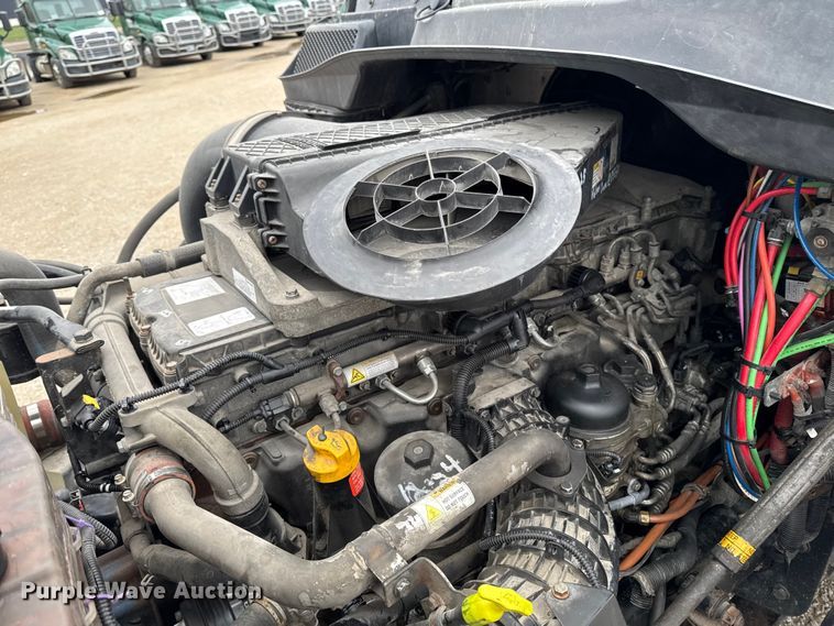 image for item EF2452 2017 Freightliner Cascadia 125 semi truck