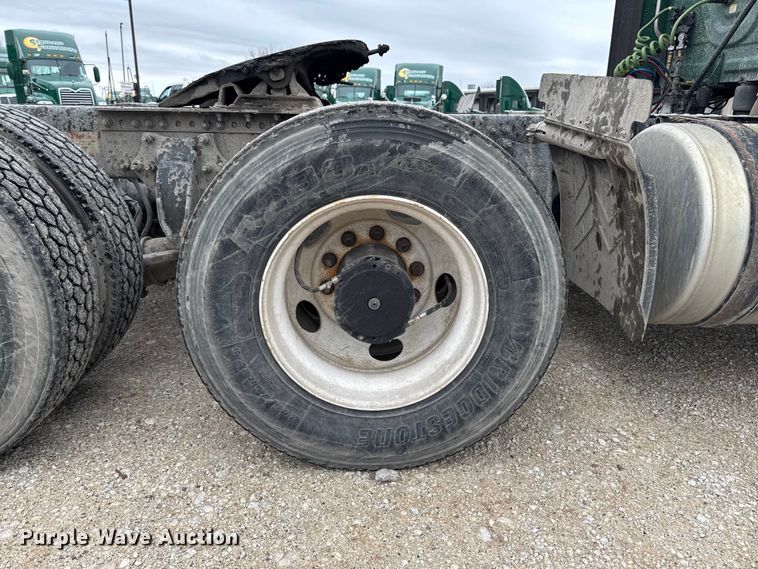 image for item EF2452 2017 Freightliner Cascadia 125 semi truck