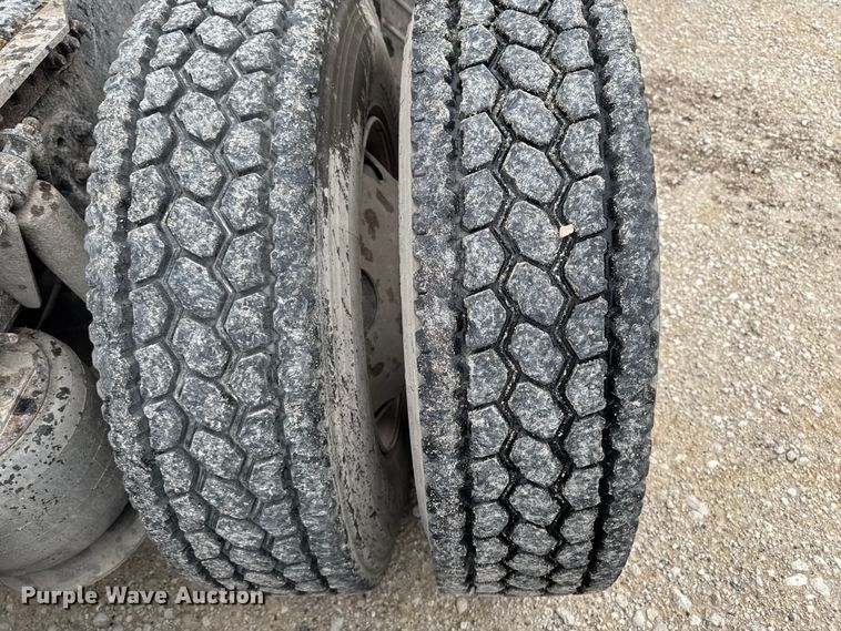 image for item EF2452 2017 Freightliner Cascadia 125 semi truck