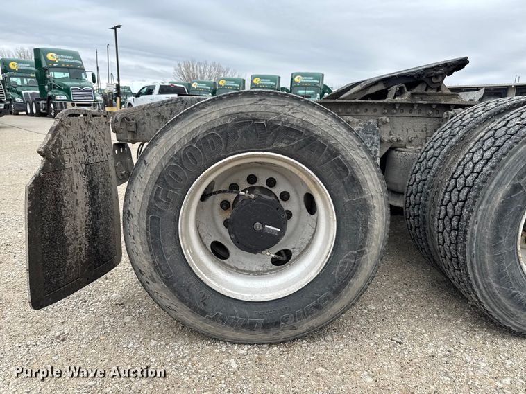 image for item EF2452 2017 Freightliner Cascadia 125 semi truck