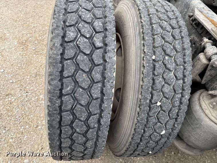 image for item EF2452 2017 Freightliner Cascadia 125 semi truck