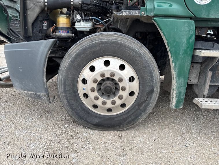 image for item EF2452 2017 Freightliner Cascadia 125 semi truck