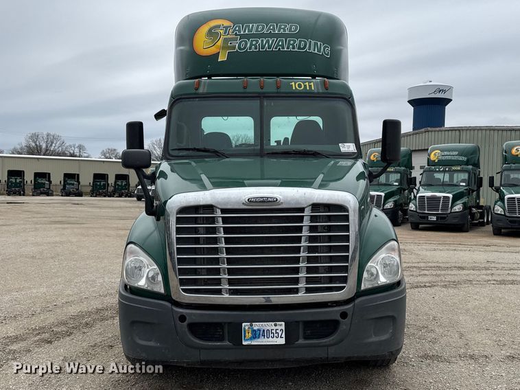 image for item EF2453 2017 Freightliner Cascadia semi truck