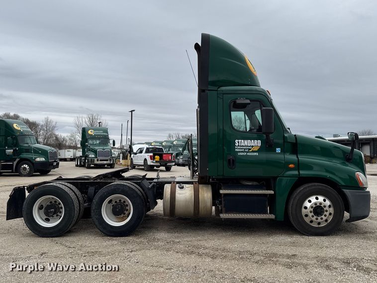 image for item EF2453 2017 Freightliner Cascadia semi truck