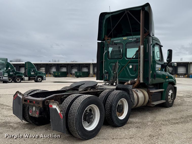 image for item EF2453 2017 Freightliner Cascadia semi truck