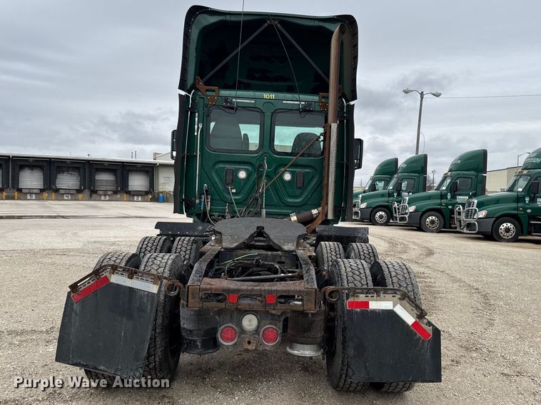 image for item EF2453 2017 Freightliner Cascadia semi truck