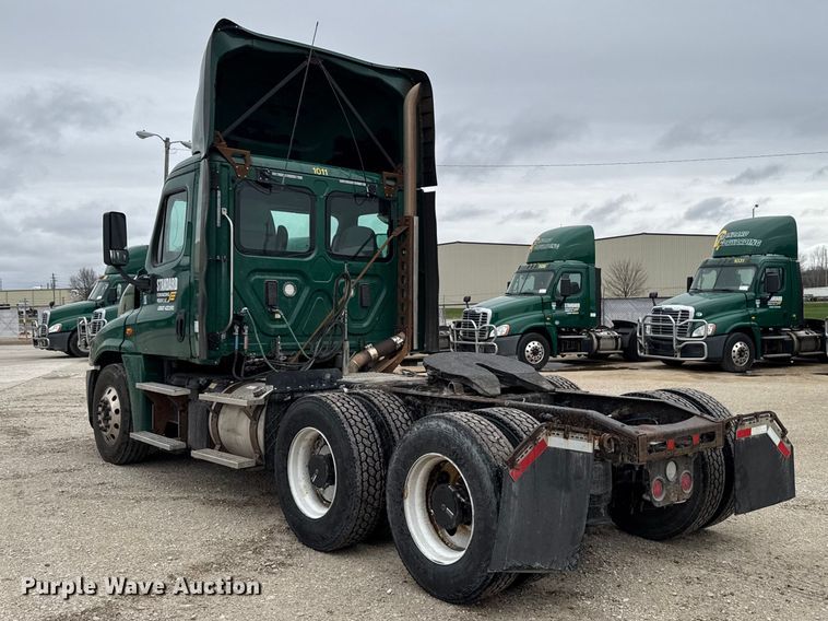 image for item EF2453 2017 Freightliner Cascadia semi truck