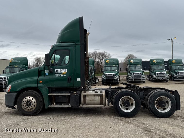 image for item EF2453 2017 Freightliner Cascadia semi truck