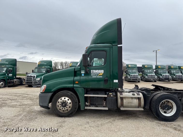 image for item EF2453 2017 Freightliner Cascadia semi truck