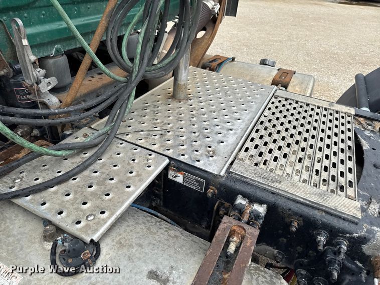 image for item EF2453 2017 Freightliner Cascadia semi truck