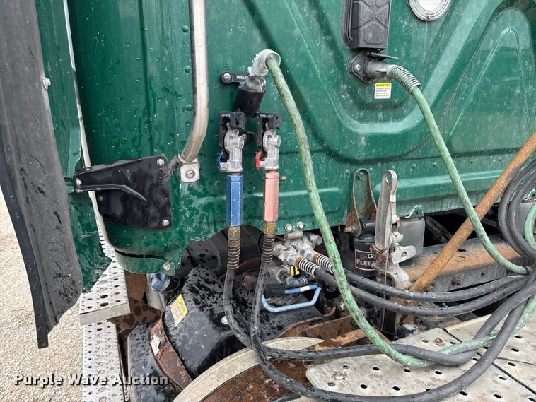 image for item EF2453 2017 Freightliner Cascadia semi truck