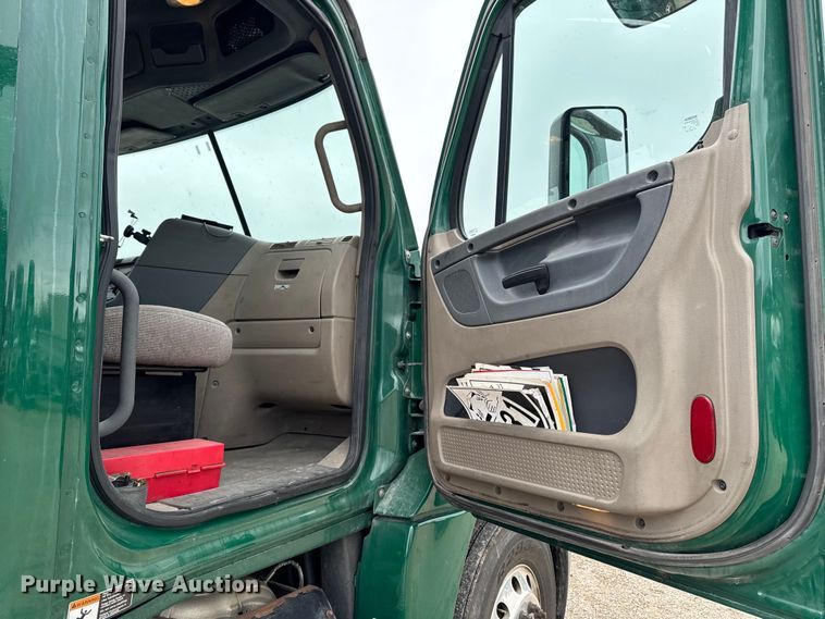 image for item EF2453 2017 Freightliner Cascadia semi truck