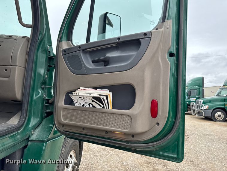 image for item EF2453 2017 Freightliner Cascadia semi truck