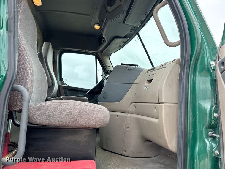 image for item EF2453 2017 Freightliner Cascadia semi truck