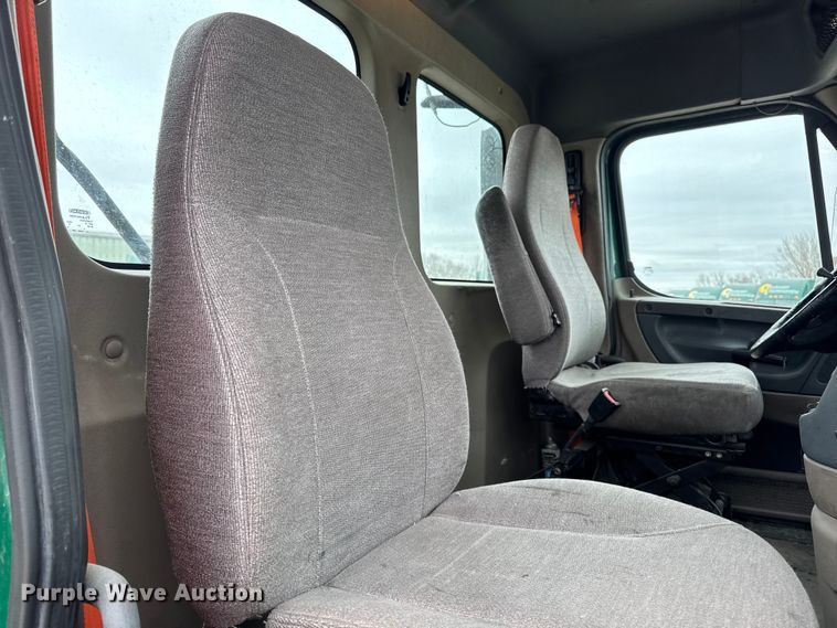 image for item EF2453 2017 Freightliner Cascadia semi truck