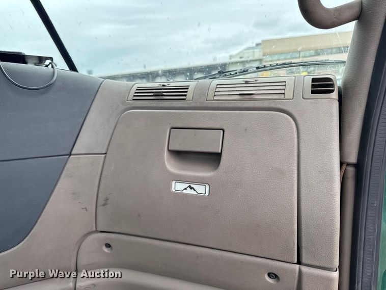 image for item EF2453 2017 Freightliner Cascadia semi truck