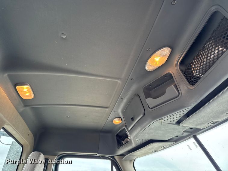 image for item EF2453 2017 Freightliner Cascadia semi truck