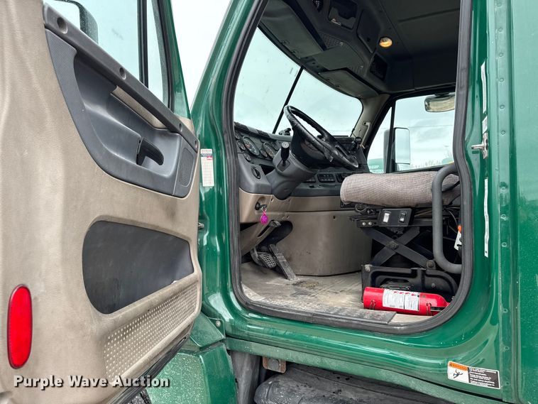 image for item EF2453 2017 Freightliner Cascadia semi truck