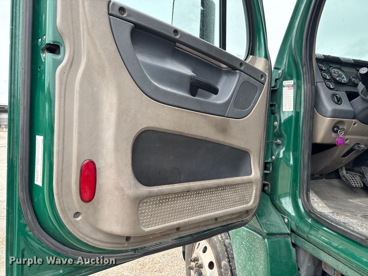 image for item EF2453 2017 Freightliner Cascadia semi truck