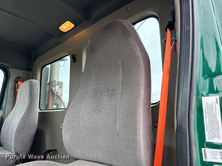 image for item EF2453 2017 Freightliner Cascadia semi truck