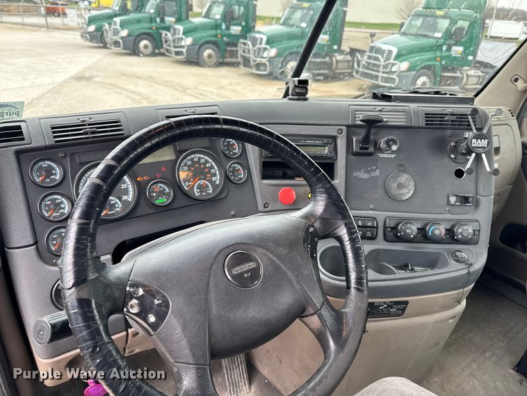 image for item EF2453 2017 Freightliner Cascadia semi truck