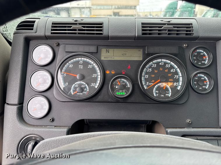 image for item EF2453 2017 Freightliner Cascadia semi truck