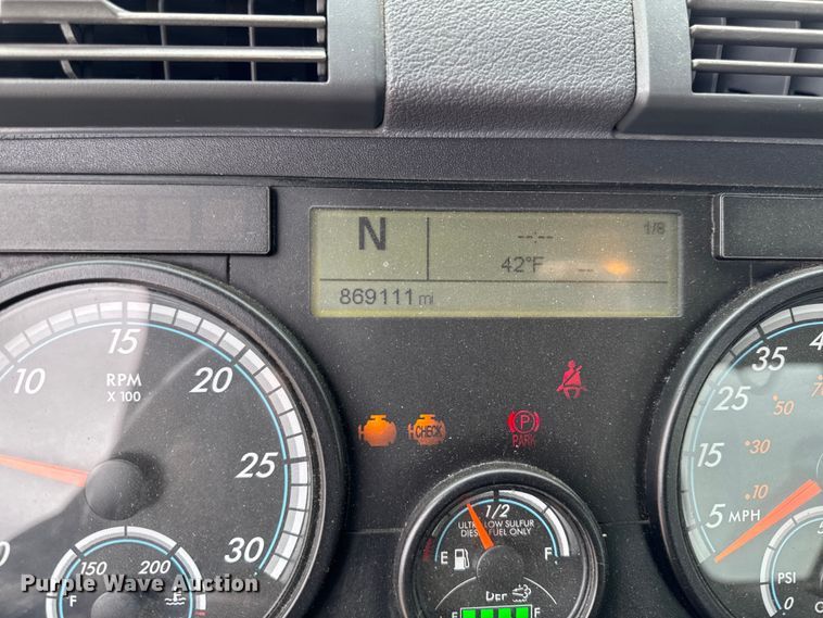 image for item EF2453 2017 Freightliner Cascadia semi truck