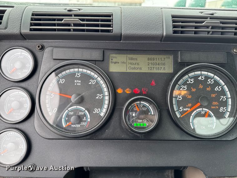 image for item EF2453 2017 Freightliner Cascadia semi truck