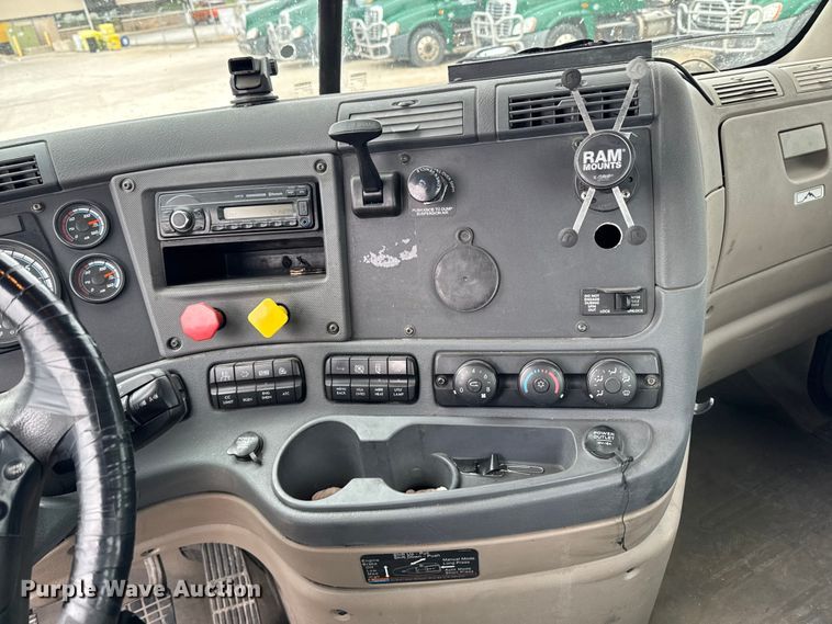 image for item EF2453 2017 Freightliner Cascadia semi truck