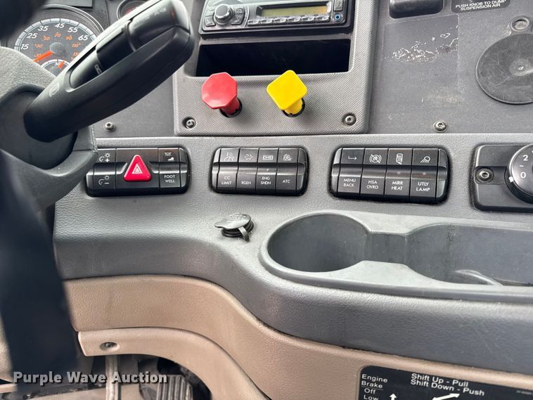 image for item EF2453 2017 Freightliner Cascadia semi truck