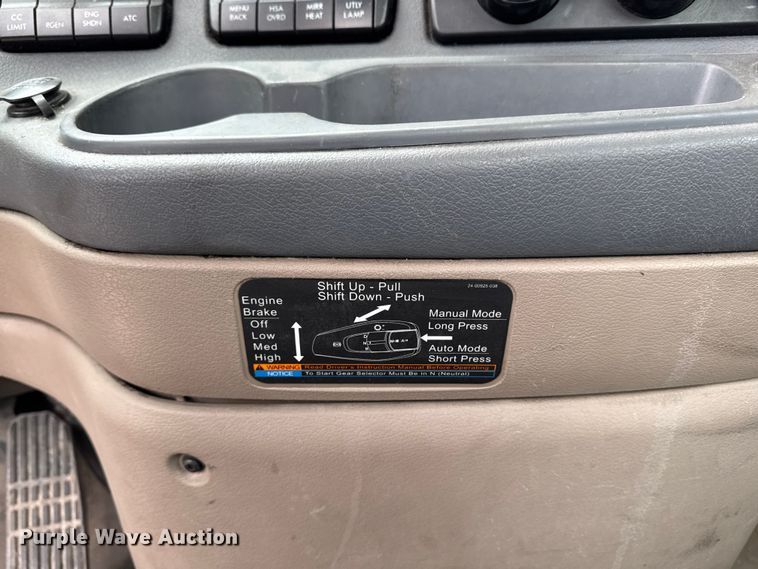 image for item EF2453 2017 Freightliner Cascadia semi truck