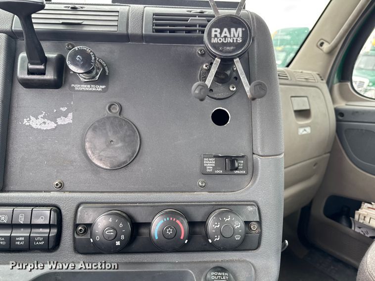 image for item EF2453 2017 Freightliner Cascadia semi truck