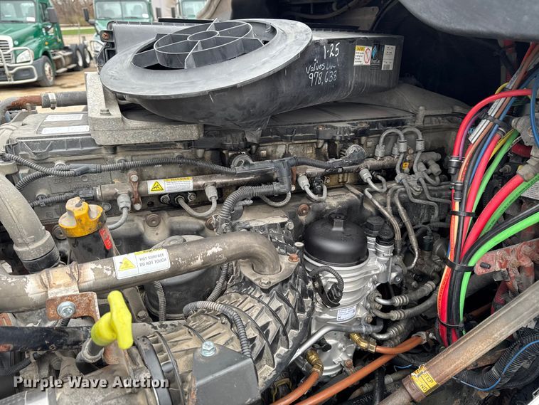 image for item EF2453 2017 Freightliner Cascadia semi truck