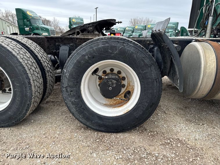 image for item EF2453 2017 Freightliner Cascadia semi truck