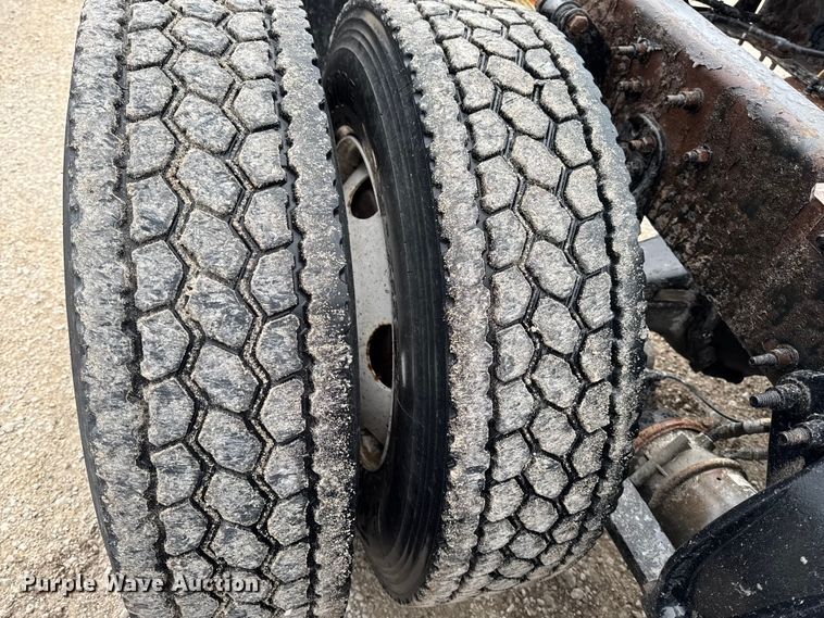 image for item EF2453 2017 Freightliner Cascadia semi truck