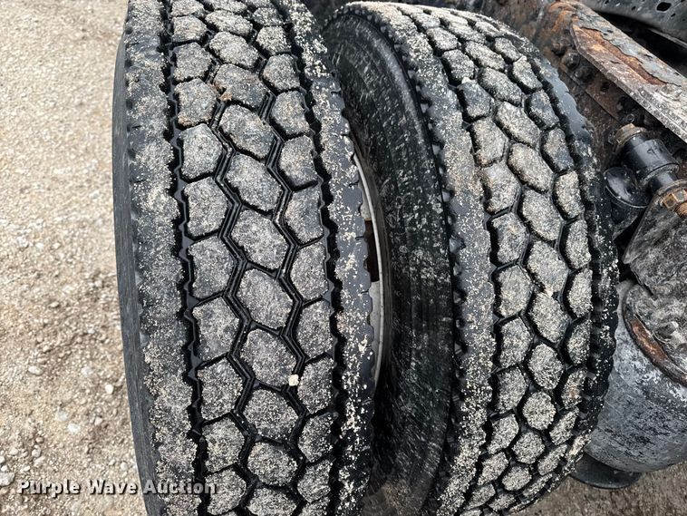 image for item EF2453 2017 Freightliner Cascadia semi truck