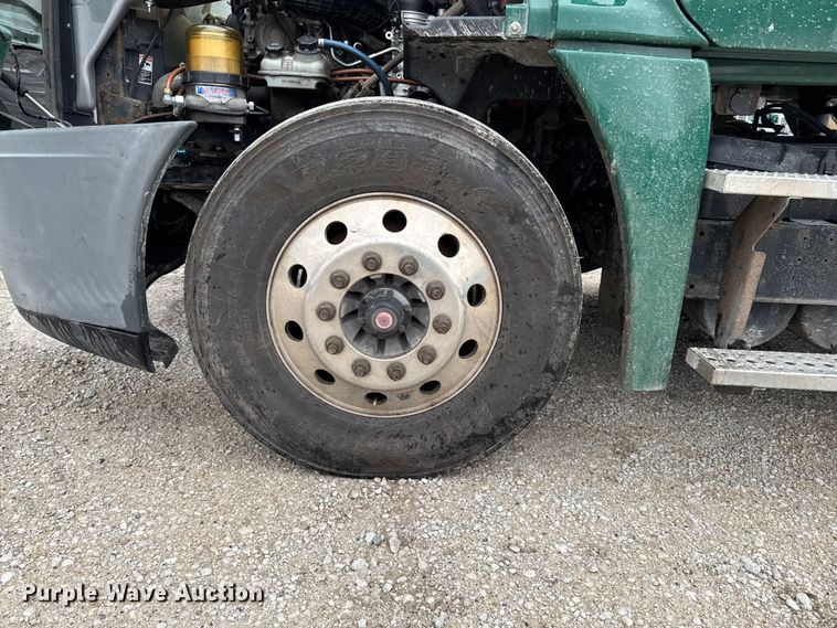 image for item EF2453 2017 Freightliner Cascadia semi truck