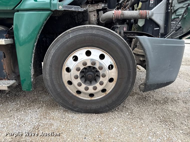 image for item EF2453 2017 Freightliner Cascadia semi truck