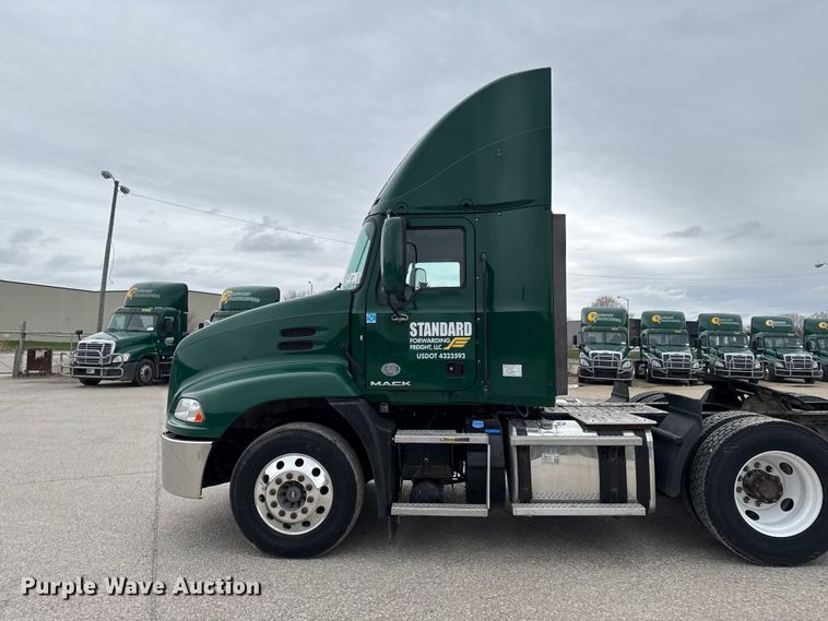 image for item EF2454 2016 Mack CXU613 semi truck