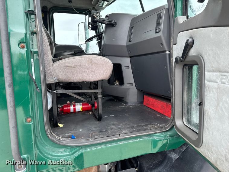 image for item EF2454 2016 Mack CXU613 semi truck