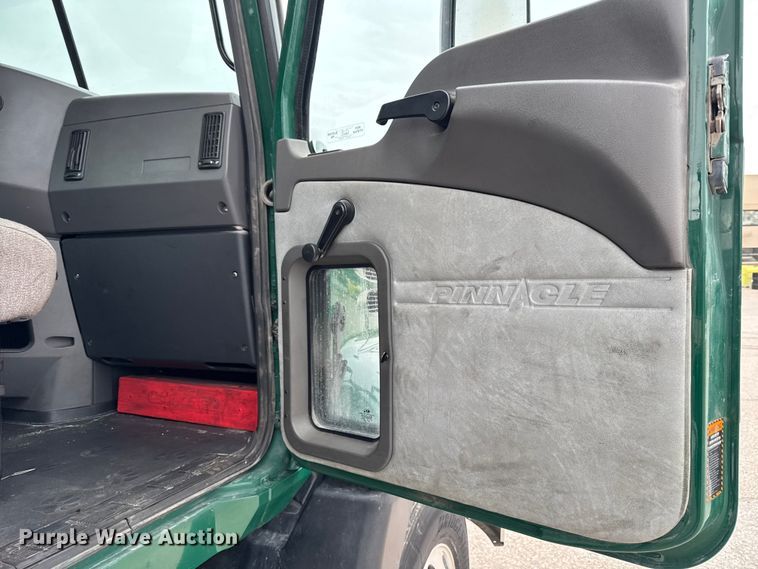 image for item EF2454 2016 Mack CXU613 semi truck