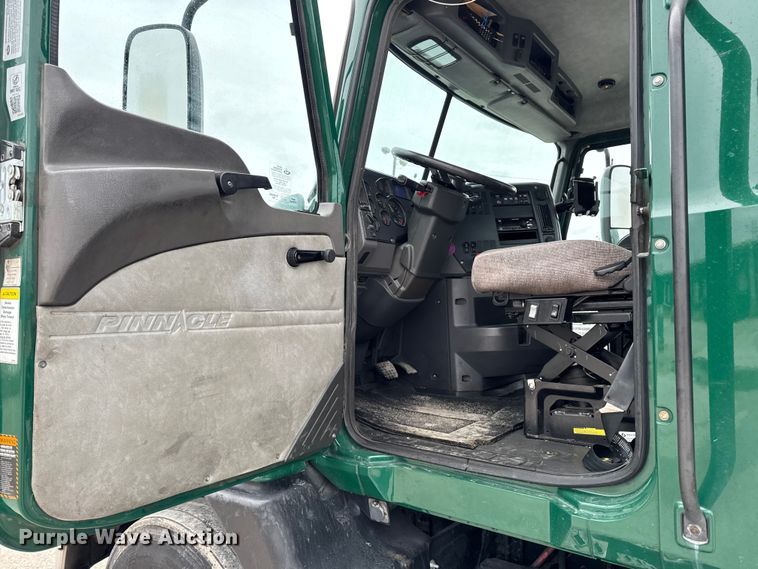 image for item EF2454 2016 Mack CXU613 semi truck