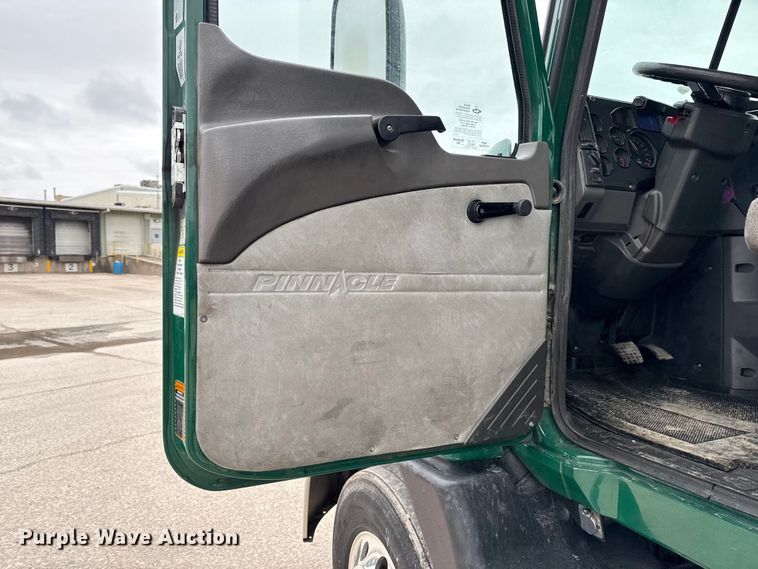 image for item EF2454 2016 Mack CXU613 semi truck