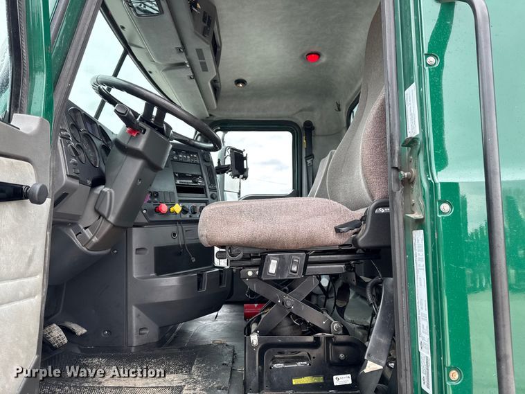 image for item EF2454 2016 Mack CXU613 semi truck