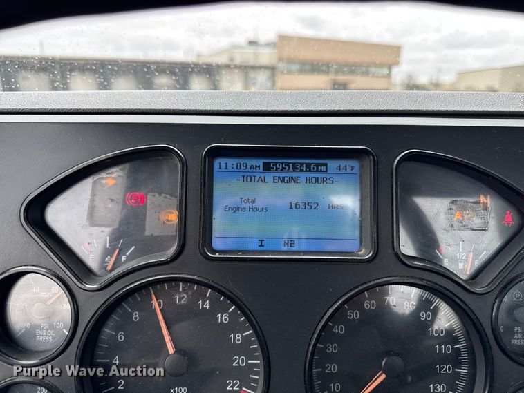 image for item EF2454 2016 Mack CXU613 semi truck