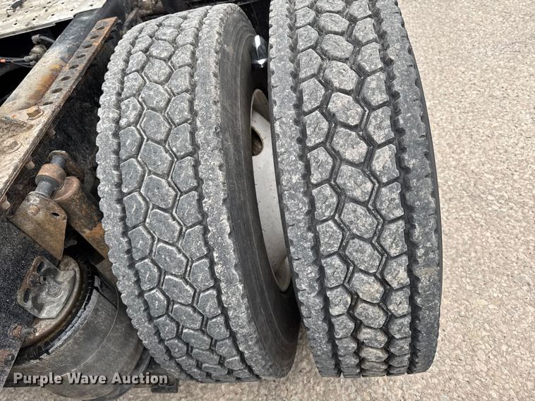 image for item EF2454 2016 Mack CXU613 semi truck