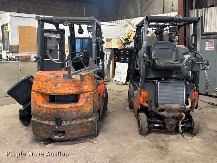 image for item EQ5019 (2) Toyota forklifts