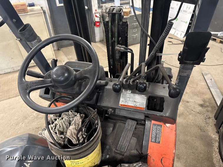 image for item EQ5019 (2) Toyota forklifts