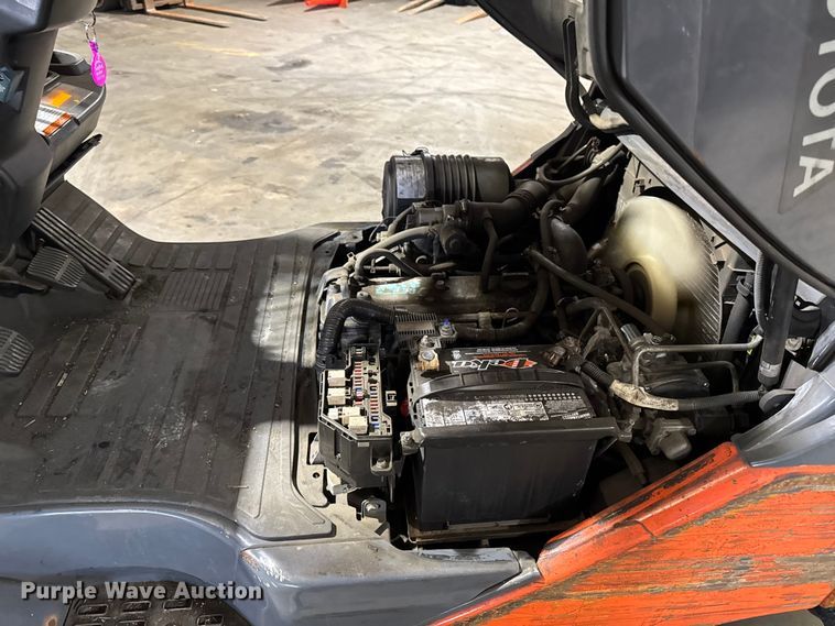 image for item FB5556 Toyota 8FGCU25 forklift