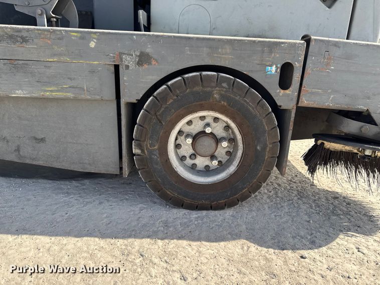 image for item FB5570 Advance 6250 floor sweeper